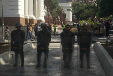 ¡ATENCIÓN! La discusión entre un diputado a la AN y un GNB cuando intentaba ingresar al Palacio Federal Legislativo (+Video)