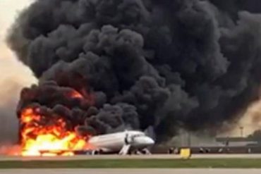 ¡TRÁGICO! 13 muertos y 6 heridos al incendiarse avión en aeropuerto de Moscú (+Videos)