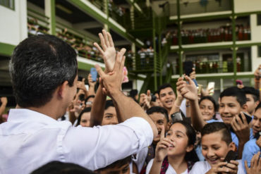 ¡SE LO MOSTRAMOS! Guaidó visitó colegio en Los Corales en el que estudió y así reaccionaron los jóvenes (+Fotos +Videos)
