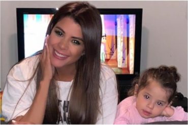 ¡NO LA PERDONARON! A Kerly Ruiz le cayeron encima por “dañar” los rulitos de su hija con la plancha (+Foto +Así quedó)