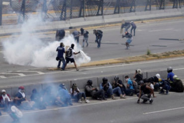 ¡DESMEDIDA! Herido de perdigón asistente de cámara de VPITV durante fuerte represión en La Carlota  #1May (+Videos)