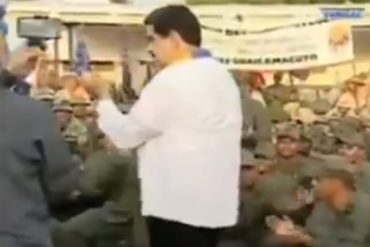 ¡QUÉ FEO! “Por el piso, por el piso”, militares se arrodillaron alrededor de Maduro y cantaron esta bochornosa canción en cadena (+Video)