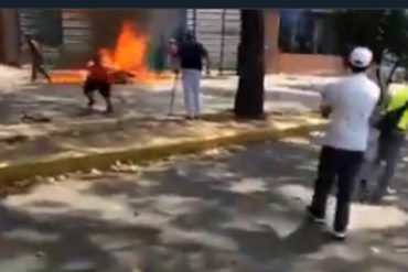 ¡VEA! Tras fuerte represión manifestantes quemaron moto de la GNB en La Florida este #1May (+Video)