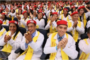 ¡DOSIS DE REVOLUCIÓN! Médicos chavistas reclaman pago a Maduro en plena graduación (+Video)