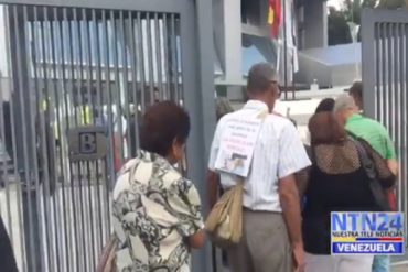 ¡MOLESTOS! Jubilados protestaron este #22May frente a la Sudeban para exigir el pago completo de la pensión (+Video)