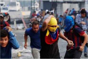 ¡QUÉ ABUSO! Paramédicos fueron heridos a quemarropa este #1May, denuncian Médicos por la Salud (+Imágenes fuertes)