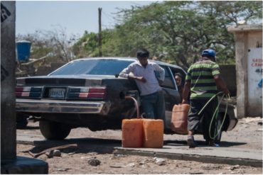 ¡VEA! “Somos revendedores de los revendedores”: Así es como “resuelven” los pimpineros para enfrentar la escasez de gasolina