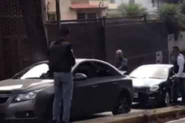 ¡ALERTA! Sebin revisa los carros en los alrededores de la residencia de Iván Simonovis #16May (+Video)