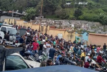 ¡QUÉ DECADENCIA! Colapsa población de Tabay, en Mérida por largas colas para el combustible (+Fotos)