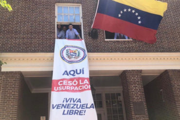 ¡SEPA! Izan bandera de Venezuela en Embajada en Washington y denuncian daños causados por la toma de Code Pink