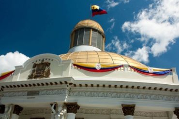 ¿QUÉ TAL? Seguidores del chavismo protestan a las afueras de la AN este #11Jun: Acusan a los diputados de «vender la nación» (+Video)