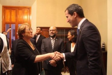 ¡ESPERANZADOR! El apretón de mano entre Juan Guaidó y Michelle Bachelet en la Asamblea Nacional (+Foto)