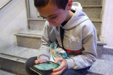 ¡CONMOVEDOR! Este niño ofreció todos sus ahorros para recuperar un celular (+Video +Tenía allí fotos de su fallecida madre)