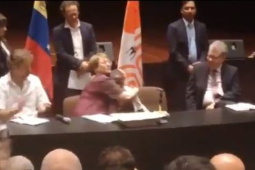 ¡CONMOVEDOR! Michelle Bachelet abraza al hijo de un preso político (+Video)