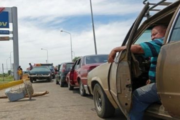 ¿HASTA CUÁNDO? Zulianos duermen en hamacas para no perder su puesto en la cola para surtir gasolina (+Foto)