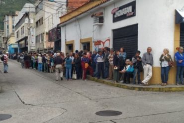 ¡ENTÉRESE! Personas de la tercera edad hacen largas colas para cobrar la pensión en Mérida (+Fotos)