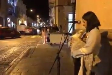 ¡EMOTIVO! Joven venezolana se gana la vida como cantante en Perú con su bebé de brazos (+Video)