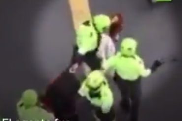 ¡IN FRAGANTI! Captan a policía colombiano usando un exceso de fuerza contra una ciudadana (+Video)