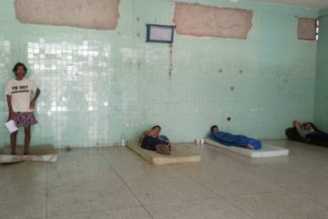 ¡INHUMANO! Así es como conviven pacientes del Hospital Psiquiátrico de Lídice: Duermen en colchones al lado de sus residuos fecales (+Video)