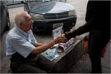 ¡EMOTIVO! “Venezuela es el país más bello del mundo”: La historia del abuelo que vende las galletas “hechas con amor”