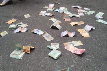 ¡NO SE LA CALAN! Jubilados lanzaron billetes en las puertas del BCV en protesta por la hiperinflación