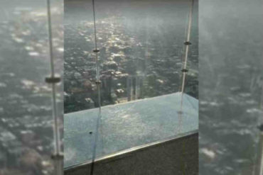 ¡QUÉ SUSTO! Vea cómo se resquebraja el piso de vidrio del popular SkyDeck en Chicago (+Video)
