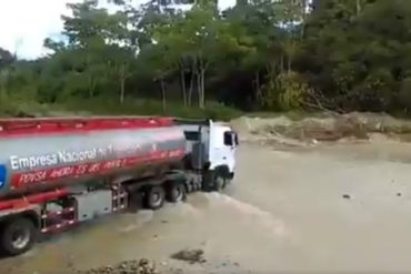 ¡VÉALO! Gandolas de Pdvsa trasladan gasolina a Colombia por trochas ilegales mientras los venezolanos hacen largas colas para adquirirla (+Video)