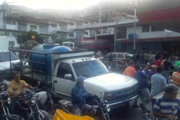 ¡QUÉ TRISTE! De un infarto falleció un hombre que llevaba 4 días en una cola para surtir gasolina