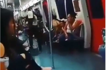 ¡ADMIRABLE! No pide, trabaja: Padre de familia limpia vagones del Metro a cambio de colaboración para poder llevar comida a casa (+Video)