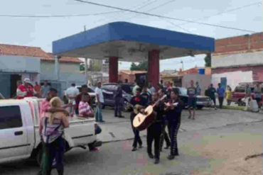 ¡INGENIO CRIOLLO! Le llevaron serenata por su cumpleaños en plena cola para surtir gasolina (+Video)