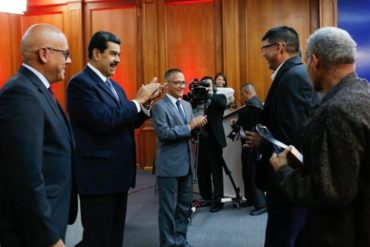 ¡PURO COMPLACIENTE! Maduro entregó Premio Nacional de Periodismo a periodistas de medios oficialistas (+Videos)