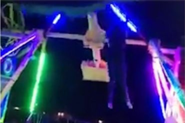 ¡NO APTO PARA CARDÍACOS! De terror: cámara capta momento en el que una mujer cayó de un juego mecánico en un parque de atracciones (+Video impactante)