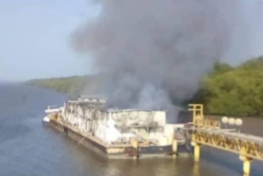¡LAMENTABLE! Incendio consumió gabarra de Petrowarao en Delta Amacuro (+Fotos)