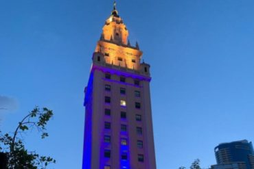 ¡CONMOVEDOR! Torre de la Libertad en Miami homenajea a los periodistas venezolanos en su día (+Foto)