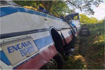 ¡ENTÉRESE! Fallecen 18 personas en un accidente de tránsito en Zulia: Un caucho explotó y el autobús perdió el control
