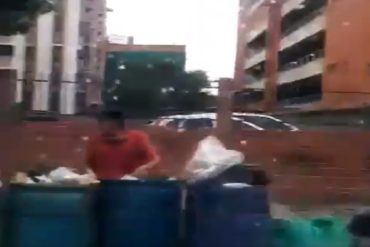 ¡DURA REALIDAD! Personas buscan comida de la basura en la urbanización Base Aragua (+Video)