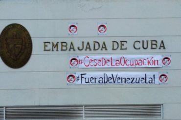 ¡CONTUNDENTE! “Cese de la usurpación, fuera de Venezuela”: Los carteles que pegaron en la embajada de Cuba en Lima