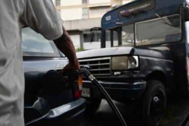 ¡LE CONTAMOS! Policía de Bolívar desaloja a choferes que hacían largas colas desde la noche para surtir gasolina (+Video)