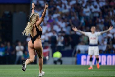 ¡TE LA TRAEMOS! La bomba sexy que invadió la cancha durante la final de la Liga de Campeones 2019 (A nadie le molestó +Fotos HOT)