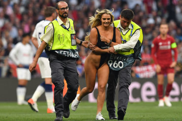 ¡INCREÍBLE! Bomba sexy generó 4 millones de dólares tras interrumpir la Champions League en diminuto traje de baño