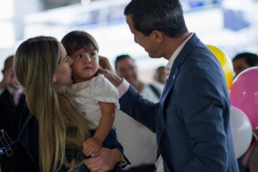 ¡SE LO MOSTRAMOS! Con globos y abrazos Guaidó recibió a su esposa Fabiana en Maiquetía tras dos meses de ausencia (+Videos y fotos)