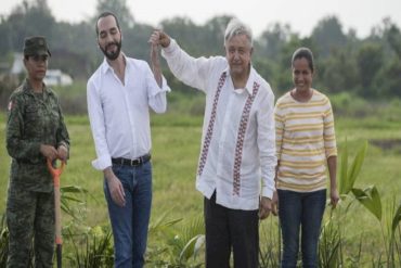 ¡VÉALO! El accidentado “golpe” de López Obrador al presidente de El Salvador que se hizo viral (+Video)