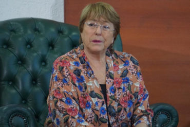 ¡SE LO MOSTRAMOS! Las primeras imágenes de Bachelet en Venezuela: Rodeada de varios escoltas y saludando a la prensa de lejos (+Video)