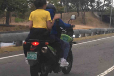 ¡VEA! Pillaron a un PNB con 2 chicas a bordo de una motocicleta oficial en plena autopista (+Fotos)