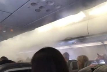 ¡IMPRESIONANTE! Así se colaron las nubes DENTRO de un avión de la aerolínea American Airlines (+Video)