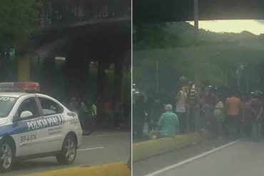 ¡INDIGNADOS! Protestaron en la autopista Puerto Cabello- Valencia porque recibieron los alimentos de los CLAP en mal estado