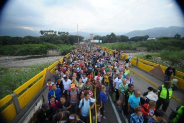 ¡GRAN GESTO! El conmovedor acto de solidaridad de las personas que cruzan el puente Francisco de Paula Santander (+Fotos)