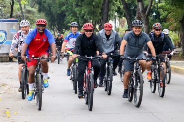 ¡QUÉ VIDA TAN DURA! Padrino López, Remigio Ceballos y Jesús Suárez Chourio pasearon en bicicleta junto a otros militares en Fuerte Tiuna (+Mensaje jala jala)