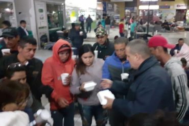 ¡GRAN GESTO! Un grupo de venezolanos en Perú llevaron alimentos y bebidas para la gente no ha podido ingresar a Chile (+Fotos)