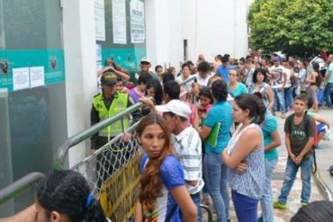 ¡INSÓLITO! Cientos de colombianos y venezolanos luchan por una cita en el registro civil de Cúcuta